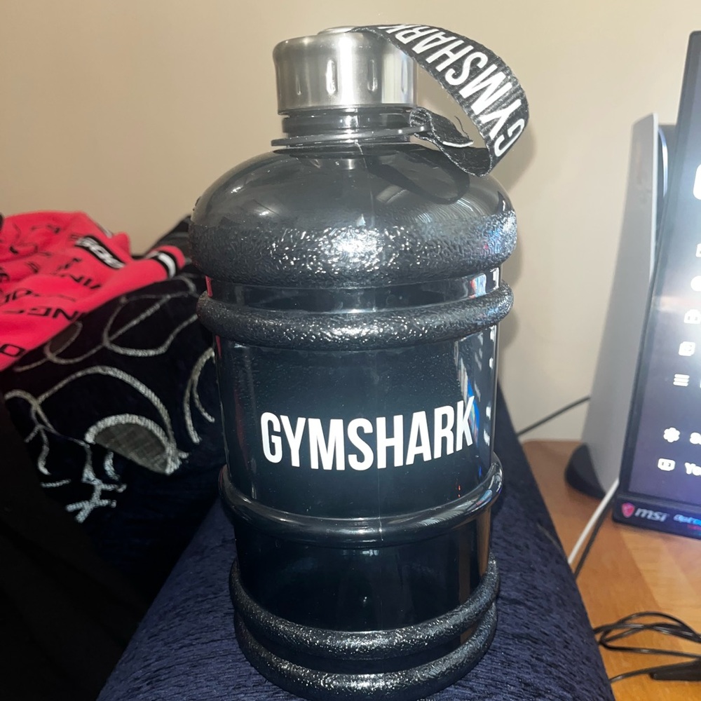 Gym shark water bottle 74oz 
2.4l liter 
Color:blue
